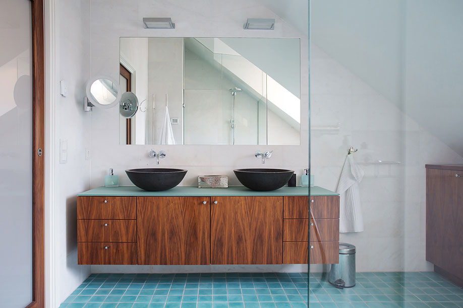 Double-Sinks-Bathroom-Loft-Apartment-in-Kungsholmen-Stockholm