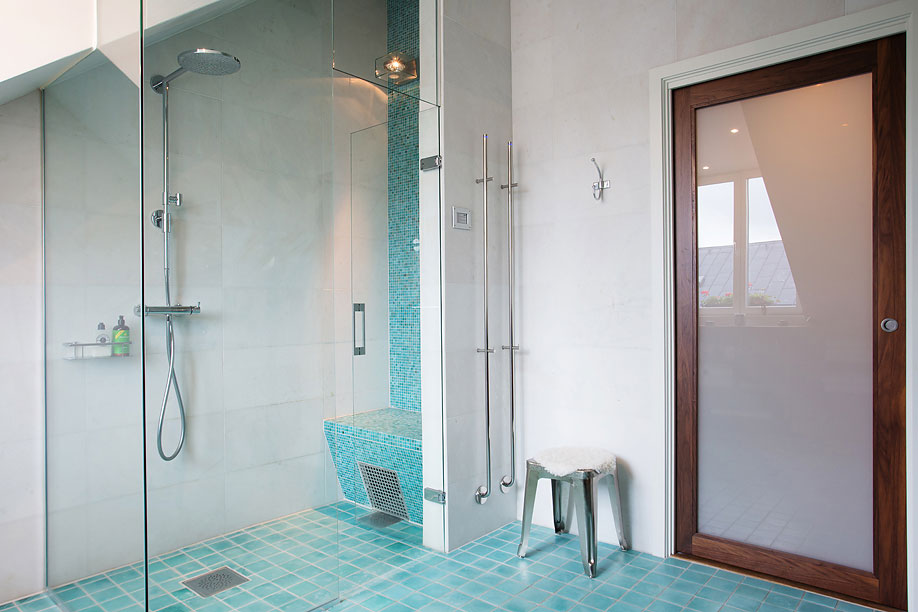 Glass-Shower-Door-Bathroom-Loft-Apartment-in-Kungsholmen-Stockholm